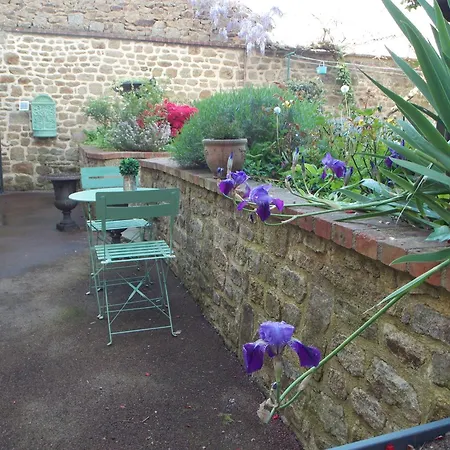 La Vie De Chateau En Toute Amitie Et Simplicite *