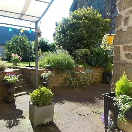 La Vie De Chateau En Toute Amitie Et Simplicite *