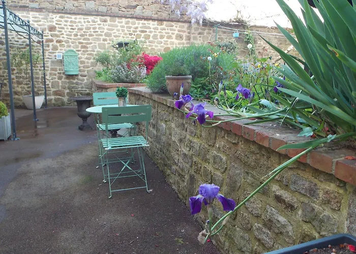 La Vie De Chateau En Toute Amitie Et Simplicite *